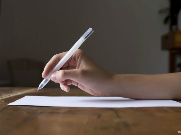 La main prte  ecrire la conception ou la lettre de motivation